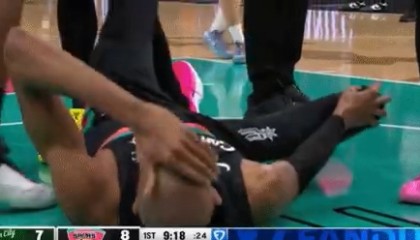 世界杯比赛直播app-也挺耐杀~文班又被撞到膝盖倒地 马上回更衣室检查 现已回归赛场